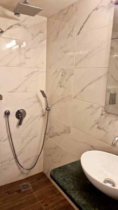 Chic Apt Near Acropolis - Avdi Square Athen Exterior foto