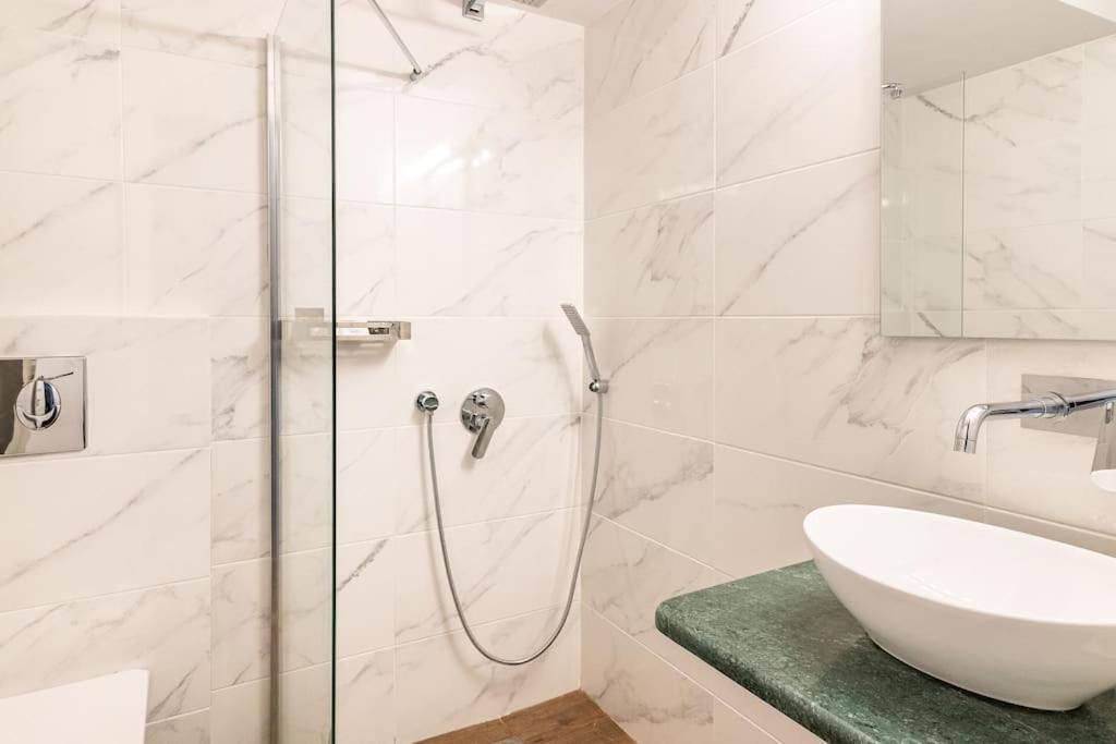 Chic Apt Near Acropolis - Avdi Square Athen Exterior foto