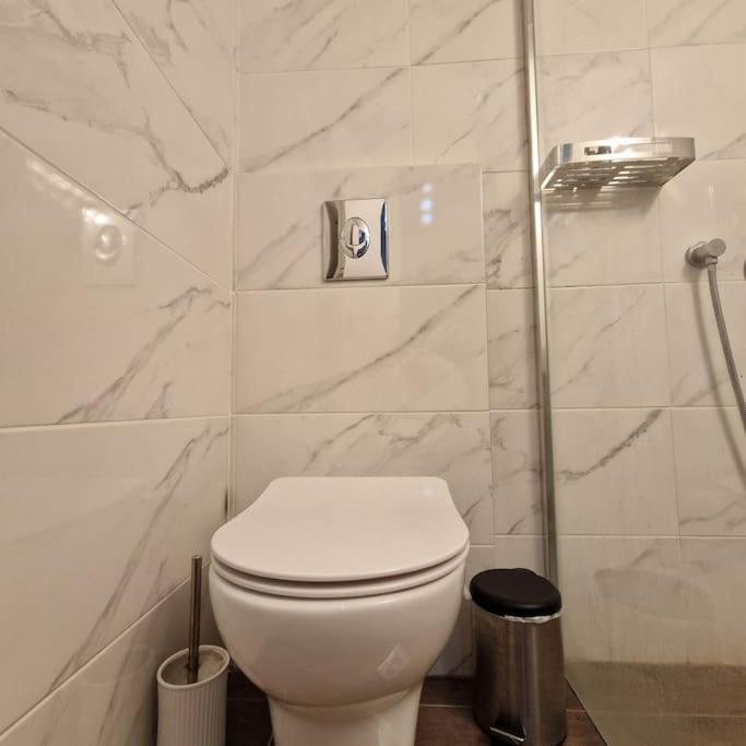 Chic Apt Near Acropolis - Avdi Square Athen Exterior foto